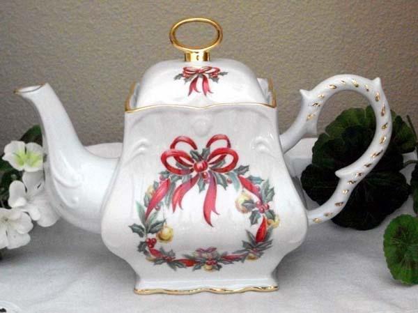 Tall Ribbed 6 Cup Teapot Christmas Wreath White Flowers