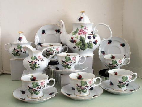 15 Piece Blackberry Porcelain Tea Set-Roses And Teacups
