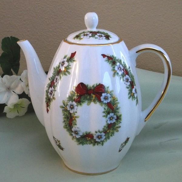 Christmas Ribbon Wreath 8 Cup Square Porcelain Teapot-Roses And Teacups