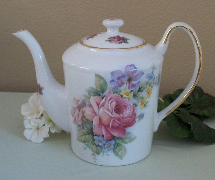 Classic 6 Cup Teapot Guinevere-Roses And Teacups